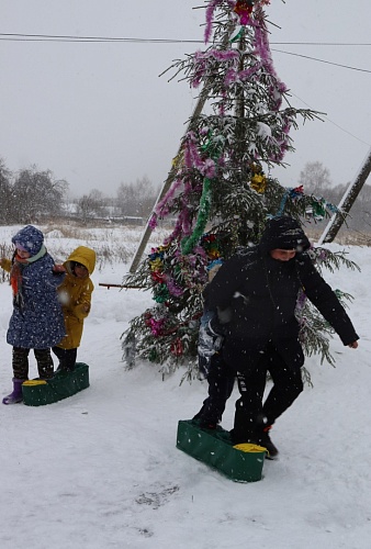 В Людиновском районе зажгли огни новогодние елки